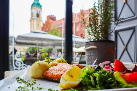 Co zjeść w Toruniu? Odkryj najlepsze smaki i restauracje