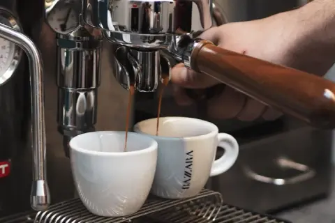 Która kawa jest kwaśna: arabica czy robusta? Odkryj różnice!