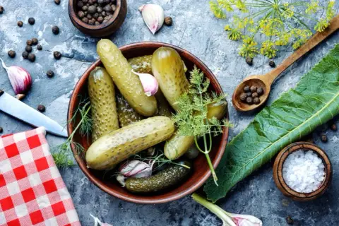 Dlaczego ogórki kiszone buzują po otwarciu? To normalne zjawisko!