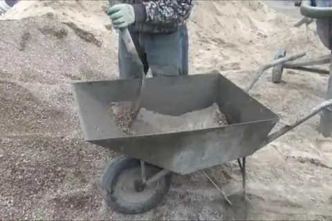 Jak zrobić beton w taczce - proste sposoby na idealną mieszankę