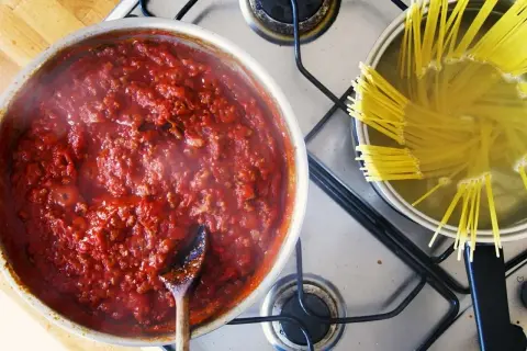 Prosty sos do spaghetti w 15 minut - łatwe przepisy krok po kroku