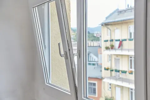 Jak działa mikrowentylacja w oknach? Poznaj jej zalety i wady!