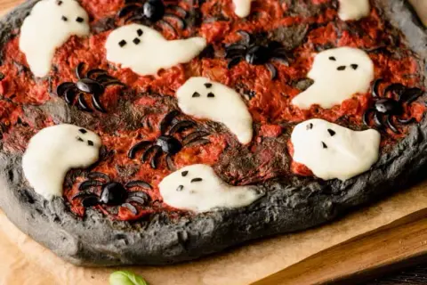 Czarne ciasto na pizzę – prosty przepis na efektowne danie, które zaskoczy