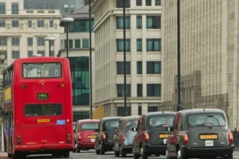 Czy autokary jeżdżą do Anglii? Sprawdź najlepsze oferty i ceny