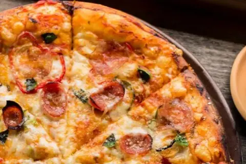 Ile gram ma pizza? Zaskakujące różnice w wadze i kaloriach