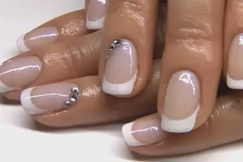 Jak zrobić french hybrydą: 5 prostych kroków do idealnego manicure