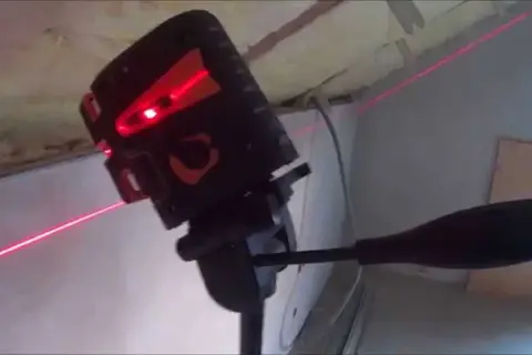 Jak zrobić statyw do poziomicy laserowej? Praktyczny poradnik DIY