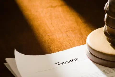 Wyrok prawomocny: co oznacza? Kluczowe skutki i jak sprawdzić.
