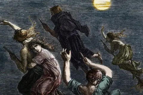 Hexen im Mittelalter fliegen auf Besen durch die Nacht. Der Mond leuchtet, während sie ihre Zauberstäbe schwingen.