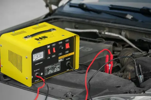 Jak podłączyć prostownik do Mondeo MK4 i uniknąć uszkodzeń akumulatora