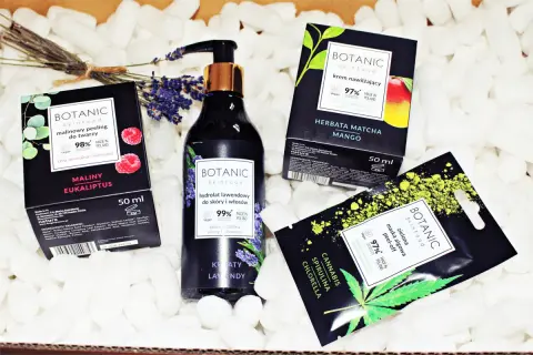 Zestaw produktów **botanicapharma**: malinowy peeling, hydrolat lawendowy i maska algowa. Naturalne kosmetyki do pielęgnacji.