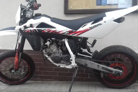 Husqvarna SM 125 z czerwono-czarnymi grafikami. Dane techniczne tego zwinnego supermoto są imponujące.