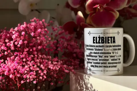 Kwitnące kwiaty i kubek z napisem "Elżbieta", idealny na imieniny Elżbiety.