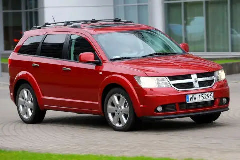 Czerwony Dodge Journey na polskich drogach. Wiele osób szuka dodge journey opinie, by podjąć decyzję o zakupie.