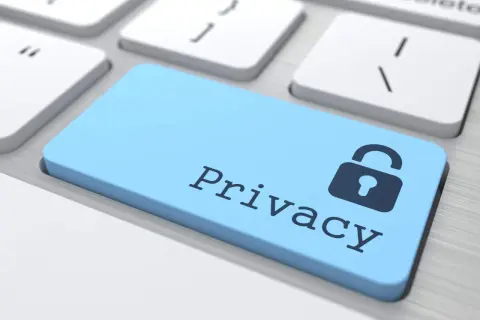 Niebieski klawisz z symbolem kłódki i napisem "Privacy" na klawiaturze. Klucz do zarządzania uprawnieniami aplikacji.