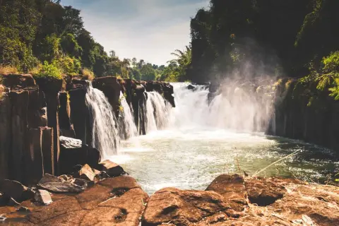Cascades puissantes dans un paysage luxuriant, un moment inoubliable de mon laos voyage.