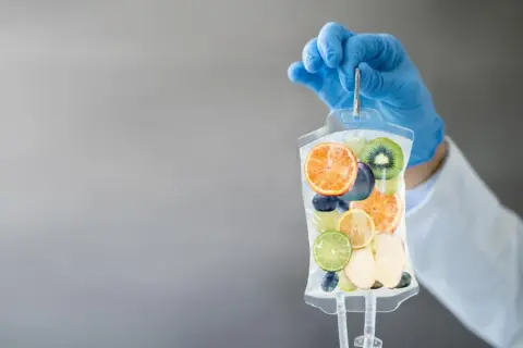 Infusionsbeutel mit Früchten, der an eine Infusion erinnert. Viele positive vitamin c infusion erfahrungen werden damit verbunden.