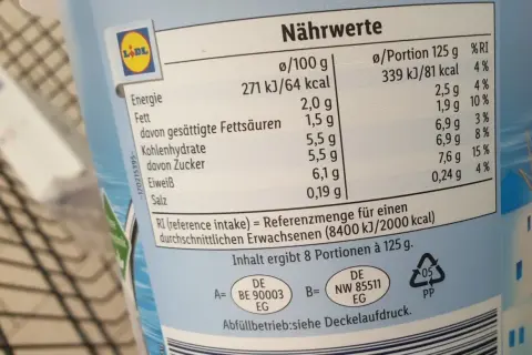 Nährwertangaben für griechischer Joghurt: 6,1g Eiweiß pro 100g. Ideal für Sportler.