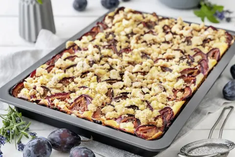 Omas pflaumenkuchen vom blech mit streusel, saftig und goldbraun gebacken, mit frischen Pflaumen und knusprigen Streuseln.