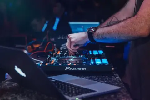 Co robi DJ? Poznaj sekrety pracy DJ-a i jego umiejętności