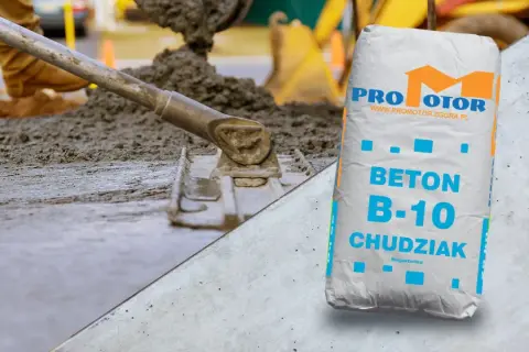 Wylewanie i wyrównywanie betonu na podbudowie, obok worek z betonem B-10 Chudziak.