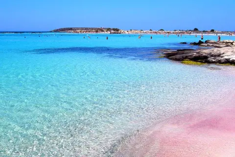 Różowa plaża w Grecji, Elafonisi, z krystalicznie czystą wodą i turkusowym morzem.