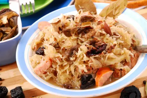 Pyszny bigos z kapusty kiszonej, grzybów i różnych rodzajów mięsa, idealny na zimowe wieczory. Jakie mięso do bigosu? To sekret smaku!