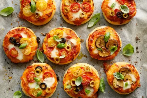 Szybki przepis na pizzę z ciasta francuskiego, która zachwyci smakiem