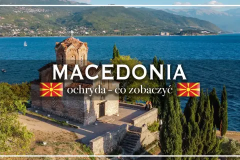 Macedonia, Jezioro Ochrydzkie. Kościół św. Jana w Kaneo na tle błękitnej wody i gór.