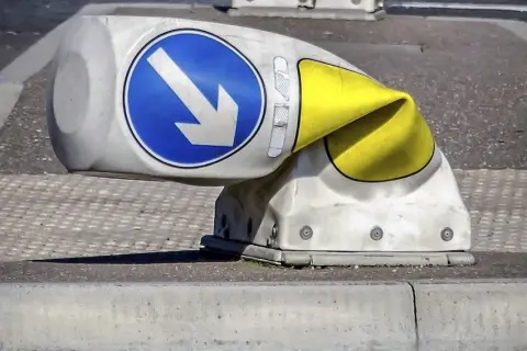 Kto stawia znaki drogowe na osiedlu i jak uniknąć problemów?