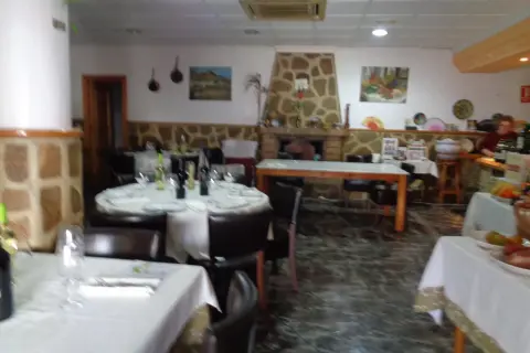Mesas puestas en un acogedor restaurante, ideal para saber donde comer en Lucainena de las Torres.