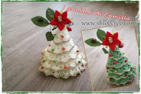 Schema albero di natale uncinetto: due alberelli decorati con palline colorate e una stella rossa in cima.