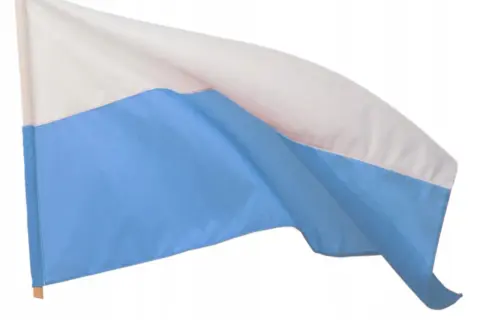 Co oznacza biało-niebieska flaga w kościele i jej głębokie znaczenie