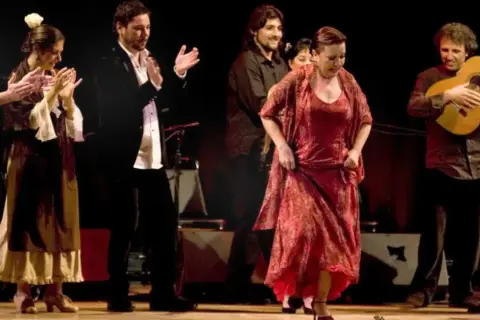 Artistas de flamenco celebran el ritmo y la pasión, mostrando de donde es la rumba.