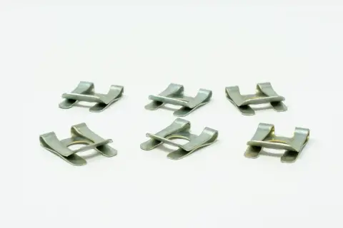 Six clips de fermeture pour cage de transport, en métal argenté, disposés sur fond blanc.