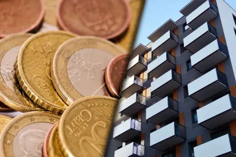 Euro monety i nowoczesny blok mieszkalny. Wpływ stóp procentowych, jak euribor 3m, na rynek nieruchomości.