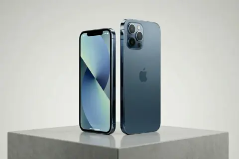Dwa iPhone'y 12 Pro Max w kolorze grafitowym, jeden z przodu, drugi z tyłu. Poznaj ich wymiary.