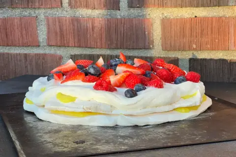 En vacker pavlova med lemoncurd och färska bär. Perfekt för sommaren!
