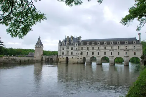 Magnifique avis sur le château de Chenonceau, un joyau architectural traversant le Cher, reflétant sa splendeur dans l'eau.