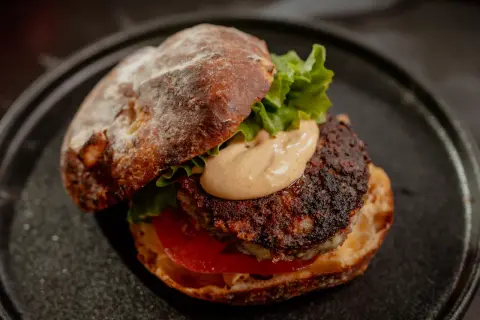 Burger maison : la recette infaillible d'un chef pour un goût unique.