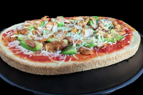 Bruschetta poulet : une tranche de pain garnie de sauce tomate, poulet grillé, avocat et fromage râpé.