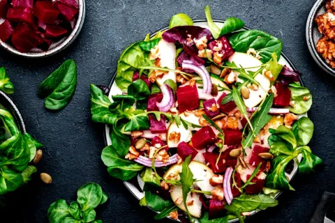 Bunter Rote Bete Salat mit Birne, Walnüssen und frischem Grün. Ein Genuss für Augen und Gaumen.