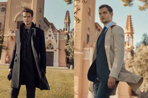Uomini eleganti in abiti scuri e chiari davanti a un edificio storico. Il nero è un colore caldo o freddo? Dipende dallo stile.