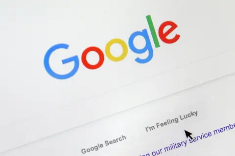 Ekran wyszukiwarki Google. Czy można wyłączyć AI w Google? Kursor myszy wskazuje na link "I'm Feeling Lucky".