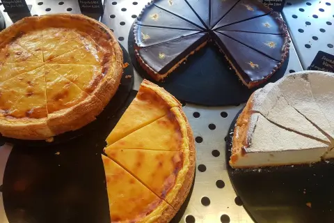 Pyszne domowe ciasta świąteczne: kremowy sernik, czekoladowa ganache i cytrynowa tarta.