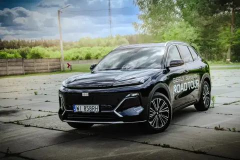 Czarny Geely Starray EM-i na Road Tour, gotowy na przygodę.