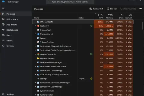 COM Surrogate zużywa 88.6% CPU. W Menedżerze zadań widać proces COM Surrogate z wysokim obciążeniem procesora.