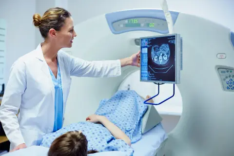 Ärztin erklärt CT-Aufnahme eines Bauches. So wird in der Radiologie untersucht, was im Körper vor sich geht.