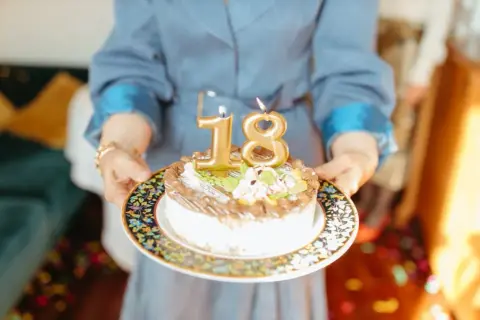 Ile daje się pieniędzy na 18? Odkryj odpowiednie kwoty na prezent