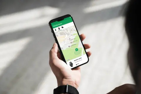 Aplikacja "Znajdź moje urządzenie" na telefonie Samsung pokazuje mapę z lokalizacją zgubionego telefonu.